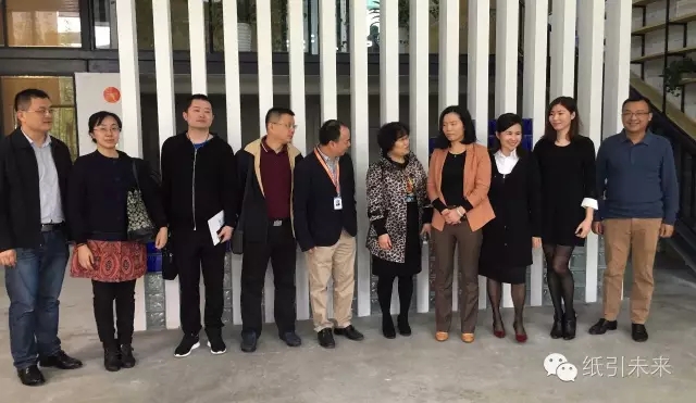 吳局長、徐局長與紙引未來董事總經(jīng)理劉麗紅等企業(yè)家合影