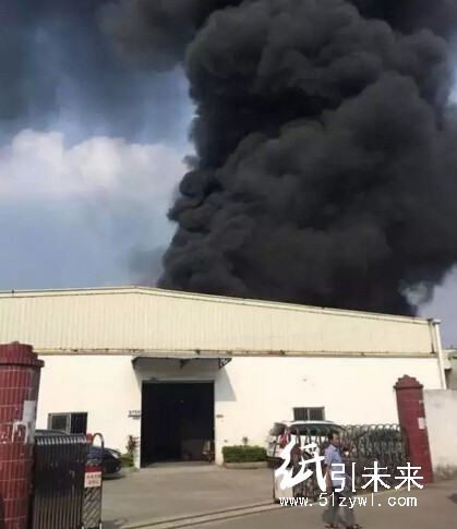 華南一印刷廠大火蔓延至周邊兩廠,8個(gè)鎮(zhèn)的31輛消防車全部出動(dòng)