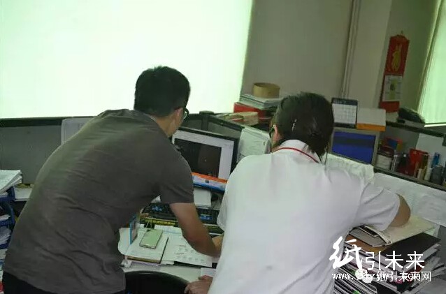 紙引未來工作人員耐心演示服務(wù)