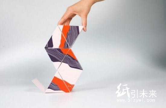 由六個(gè)三角形的小盒子組成