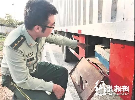 一貨車內(nèi)暗藏“增肥”機關(guān)，一年“偷”廢紙約45噸！